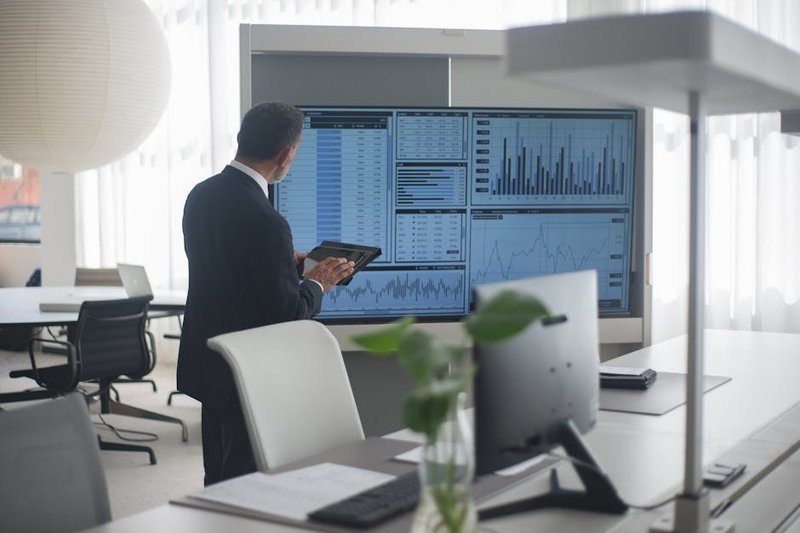 analis ROI GEO data bisnis melihat dashboard