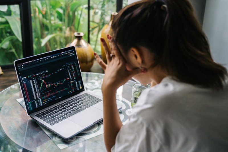 pengusaha menganalisis data seo