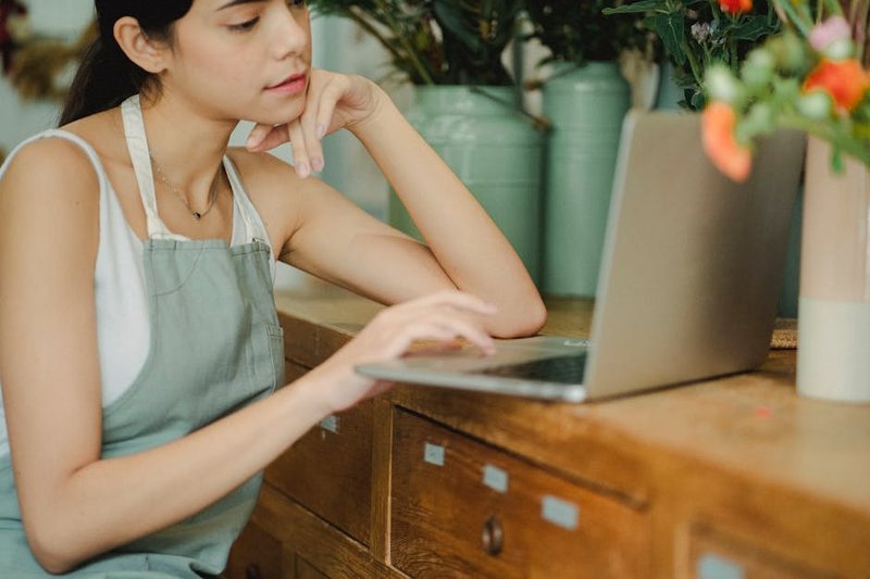 pemilik usaha kecil laptop