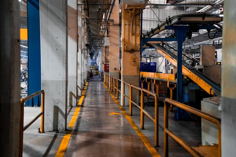 robot industri lini produksi - contoh business process automation